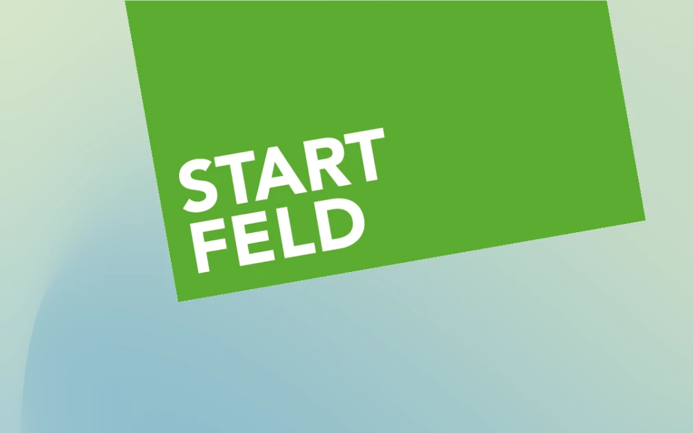 Startfeld Logo: Weisser Schriftzug auf grünem Hintergrund