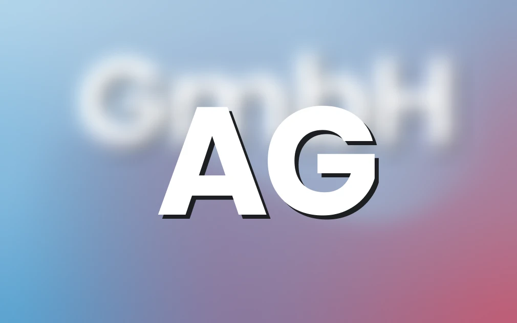 Grossbuchstaben „AG“ mit verschwommener „GmbH“-Schrift im Hintergrund.